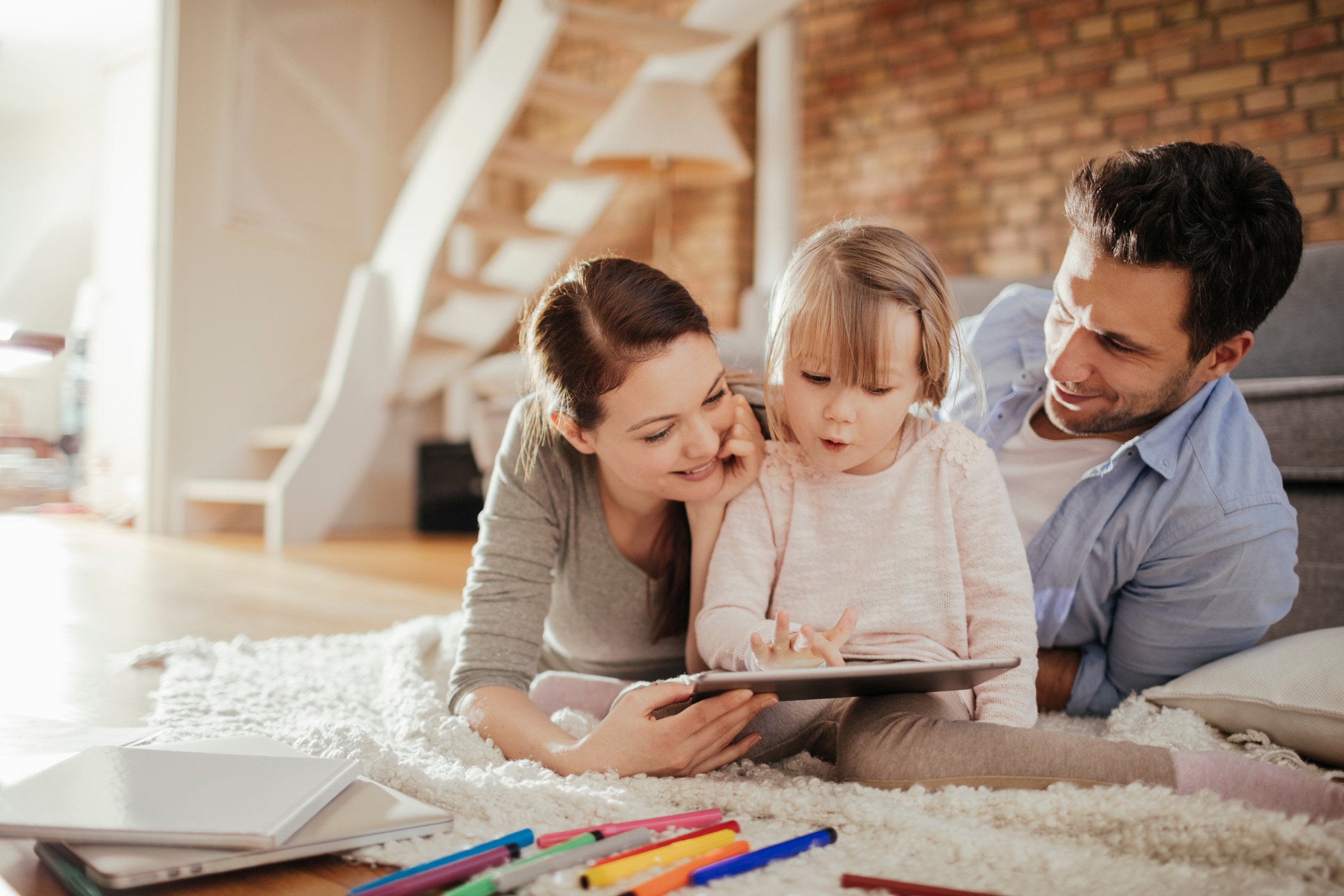 Young family. Семья с планшетом. Однодетная семья. Семья рассматривает фотоальбом. Семья чтение планшет.