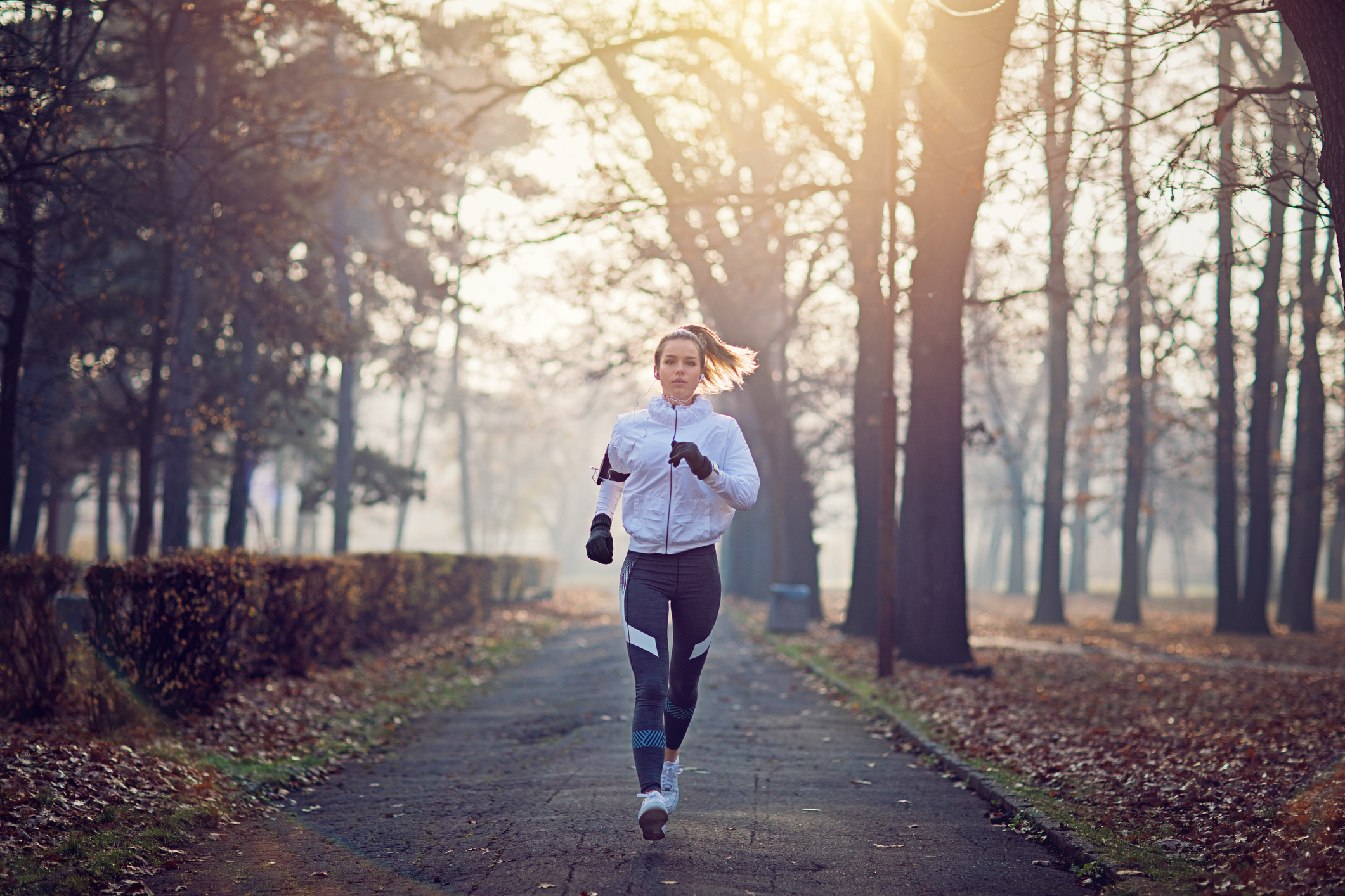 Run my mood. Девушка бежит. Девушка на пробежке. Утренняя пробежка. Пробежка в парке.